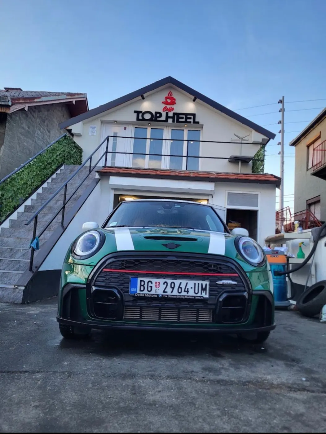 Mini John Cooper Works ispred Caffe Top Heel