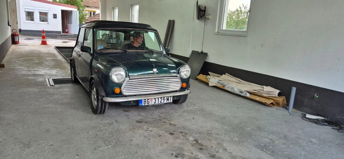Klasični Mini na tehničkom pregledu