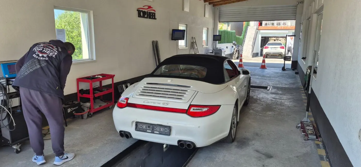 Porsche 911 na liniji za tehnički pregled u Top Heel centru