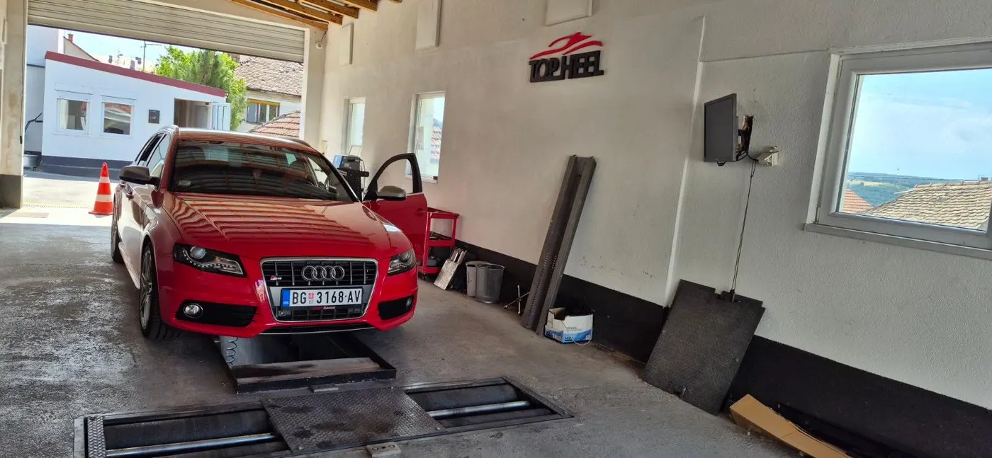 Crveni Audi S4 u hali Top Heel
