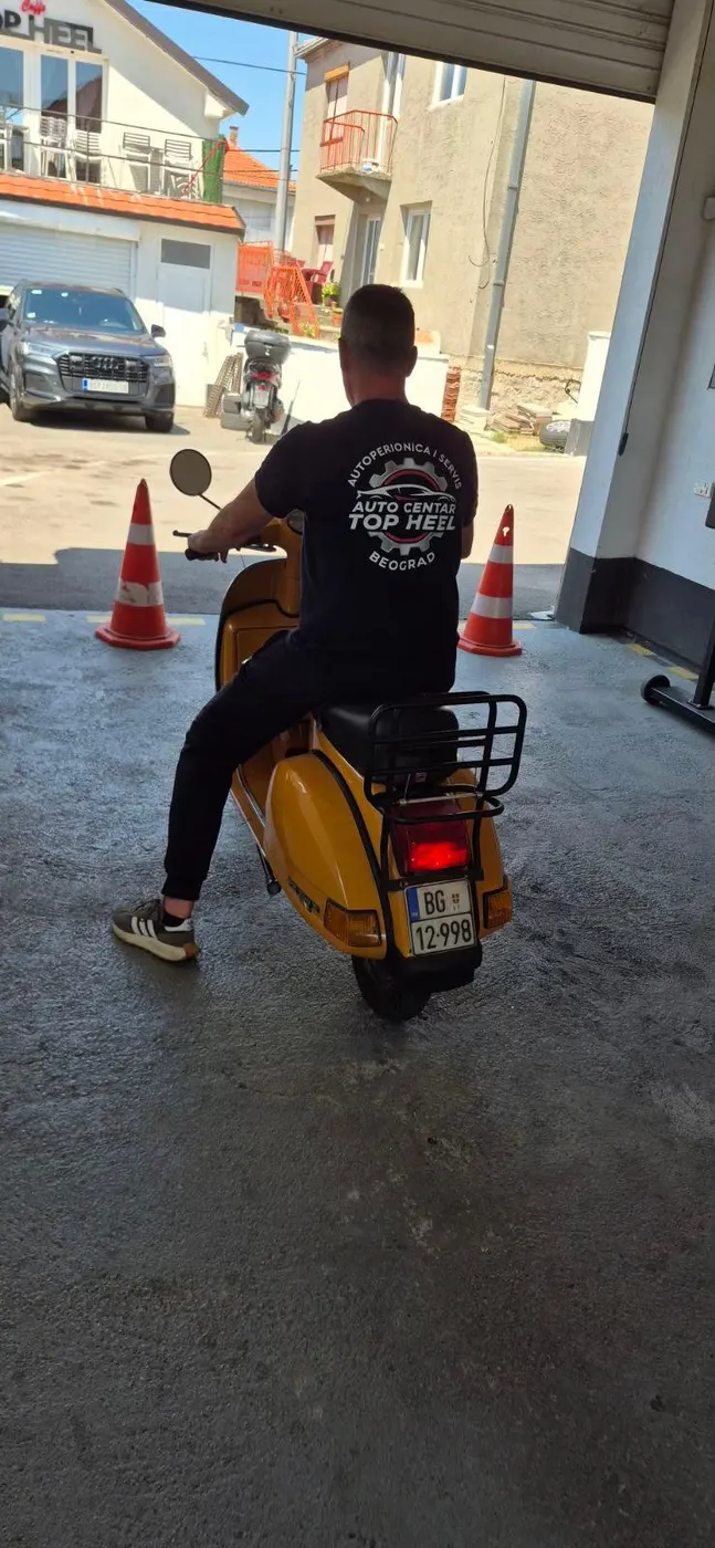 Vespa skuter u Top Heel centru — pregled motocikala